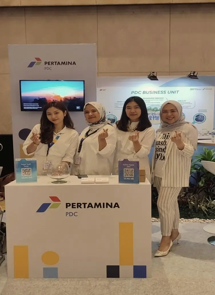 Four representatives in white at an energy company's exhibition booth
