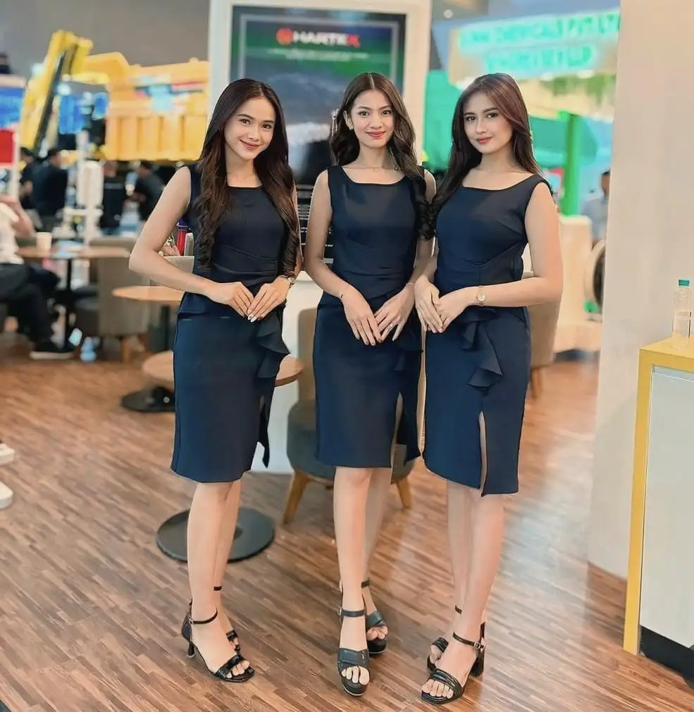 Tiga brand ambassador bergaun navy senada di booth pameran dagang
